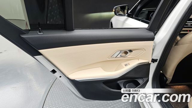 BMW 3-Series 320i