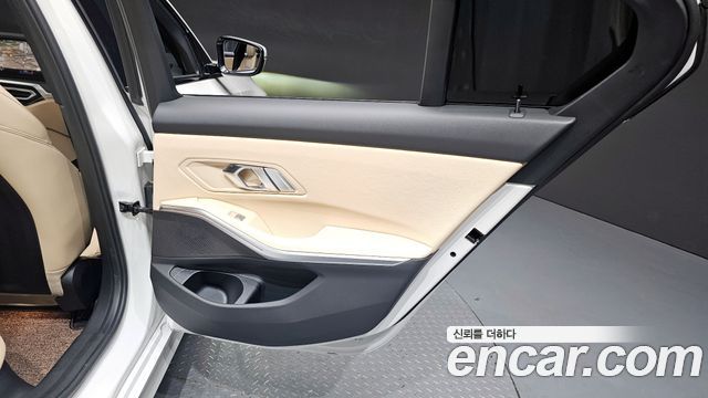 BMW 3-Series 320i