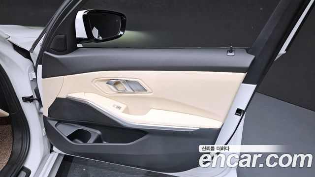 BMW 3-Series 320i