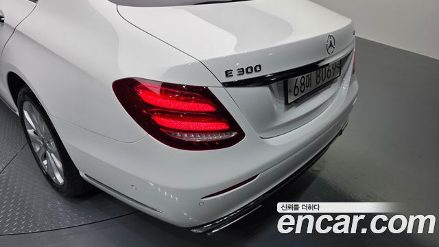 Mercedes-Benz E-Class E300 4MATIC Exclusive