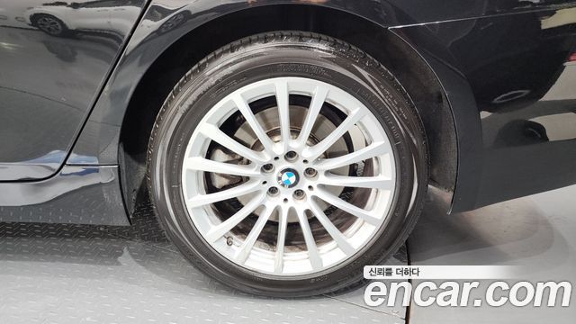 BMW 5-Series 520i Luxury