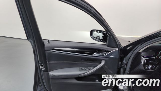 BMW 5-Series 520i Luxury