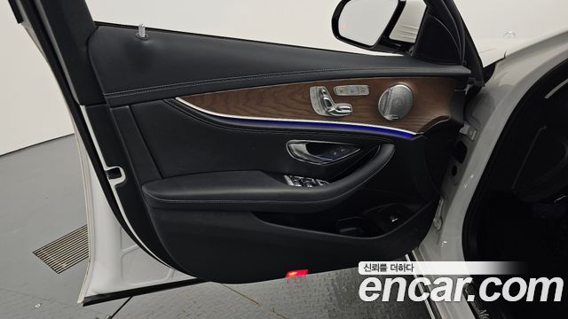 Mercedes-Benz E-Class E300 4MATIC Exclusive