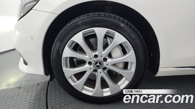 Mercedes-Benz E-Class E300 4MATIC Exclusive