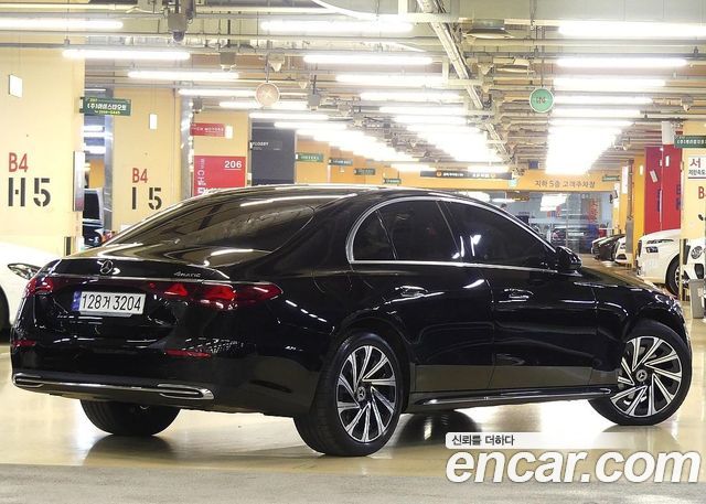 Mercedes-Benz E-Class E300 4MATIC Exclusive