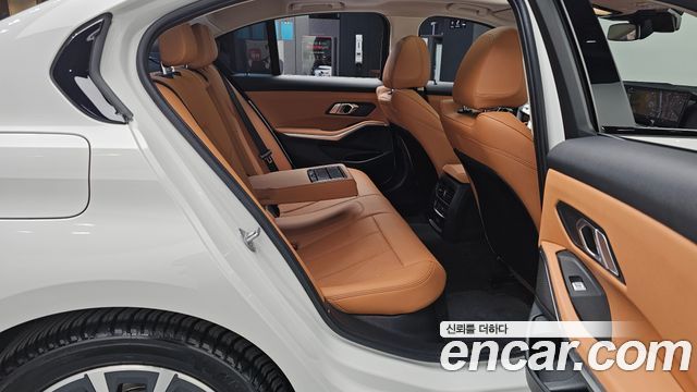 BMW 3-Series 320i