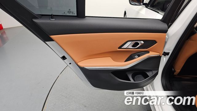BMW 3-Series 320i