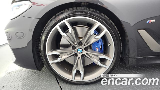 BMW 5-Series M550i xDrive