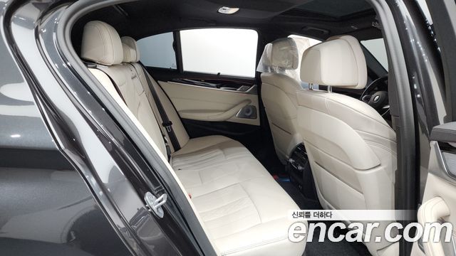 BMW 5-Series M550i xDrive