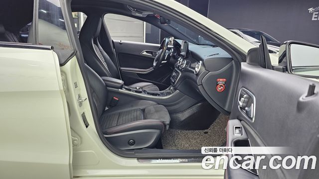 Mercedes-Benz CLA-Class CLA250 4MATIC AMG Line