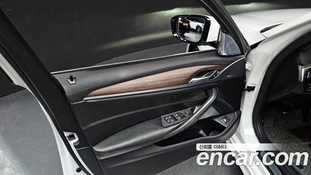 BMW 5-Series 530i xDrive M Sport Package Plus