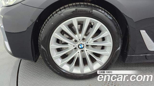 BMW 5-Series 520i Luxury