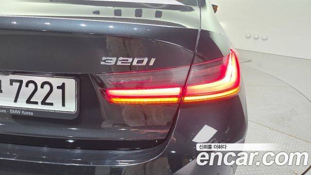 BMW 3-Series 320i