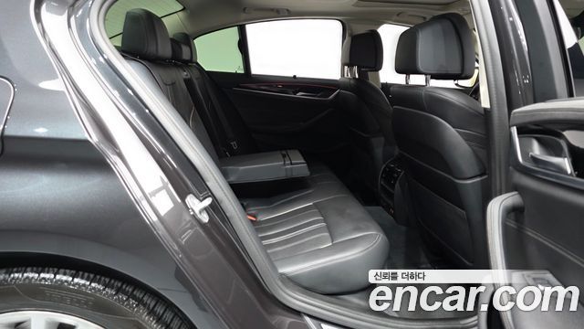 BMW 5-Series 520i Luxury
