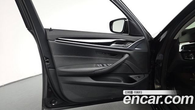 BMW 5-Series 520i Luxury