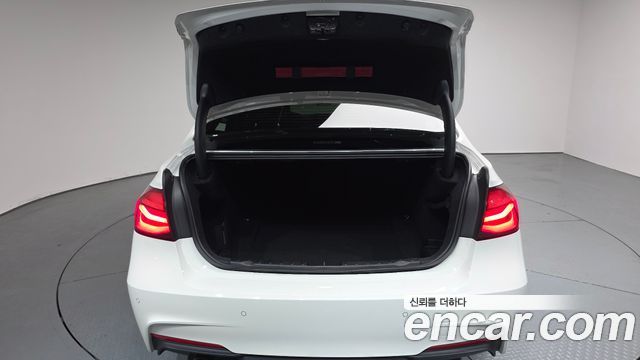 BMW 3-Series 320i M Sport Shadow