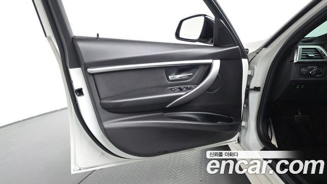 BMW 3-Series 320i M Sport Shadow