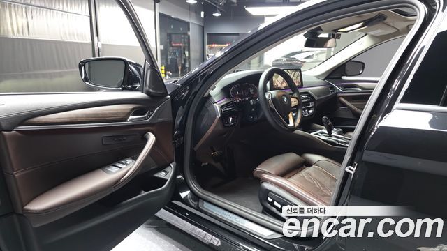 BMW 5-Series 530i xDrive Luxury