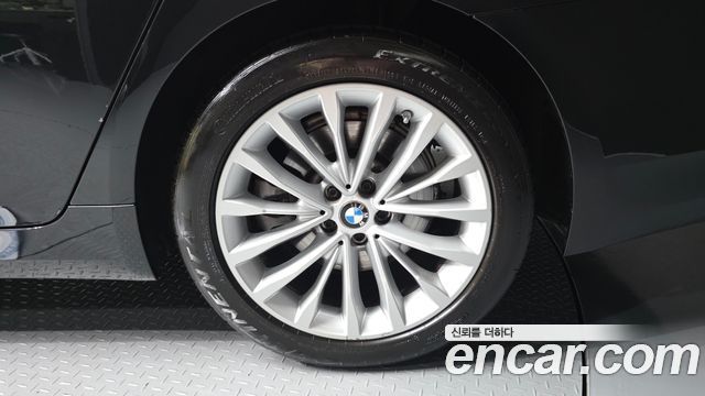 BMW 5-Series 530i xDrive Luxury