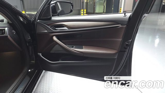 BMW 5-Series 530i xDrive Luxury