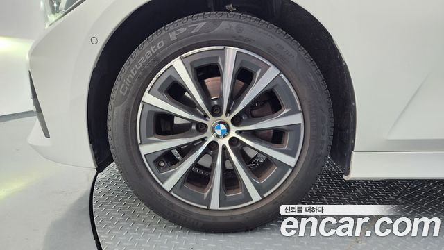 BMW 3-Series 320i