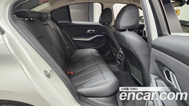 BMW 3-Series 320i