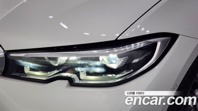BMW 3-Series 320i