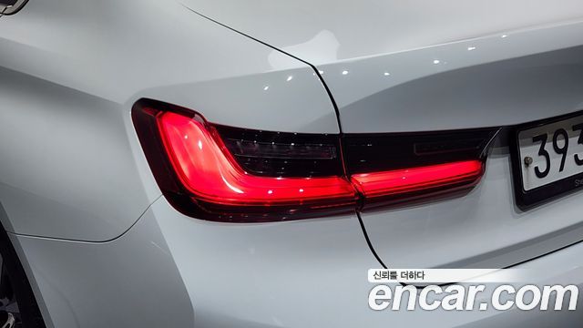 BMW 3-Series 320i