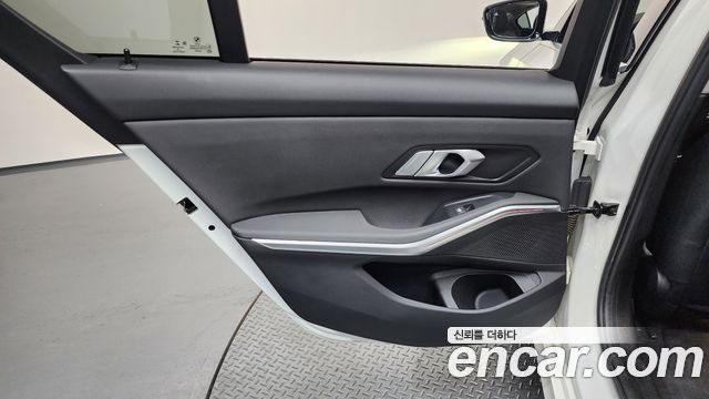 BMW 3-Series 320i