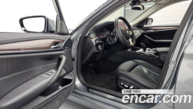 BMW 5-Series 530i xDrive Luxury
