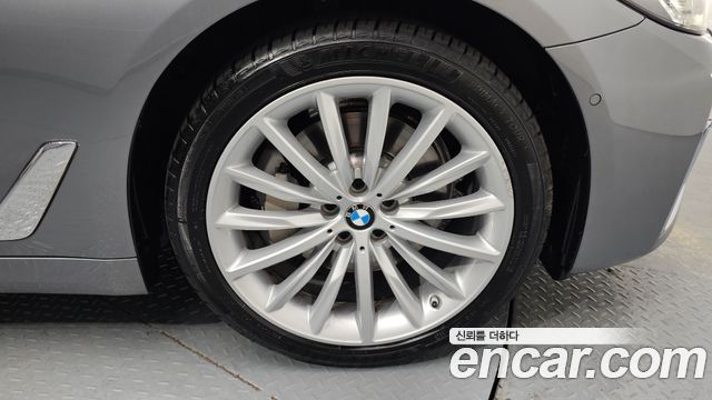 BMW 5-Series 530i xDrive Luxury