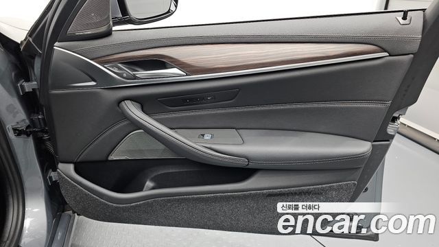 BMW 5-Series 530i xDrive Luxury