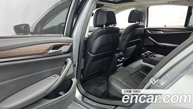BMW 5-Series 530i xDrive Luxury