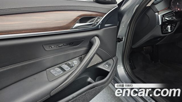 BMW 5-Series 530i xDrive Luxury