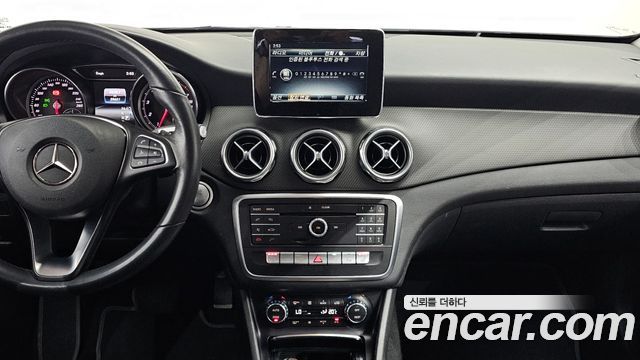 Mercedes-Benz GLA-Class GLA220