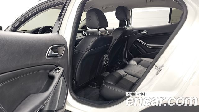 Mercedes-Benz GLA-Class GLA220