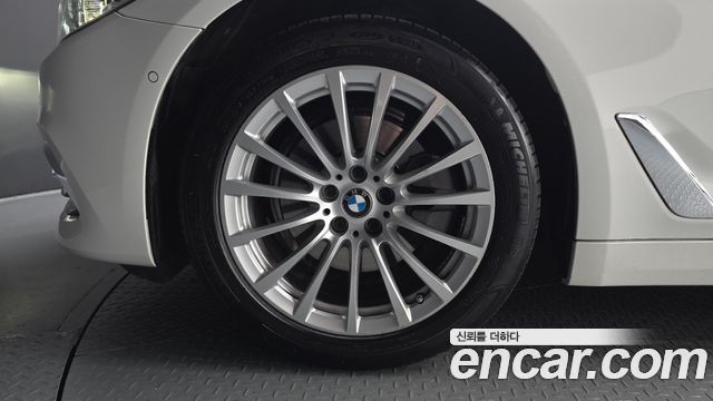 BMW 5-Series 520i Luxury