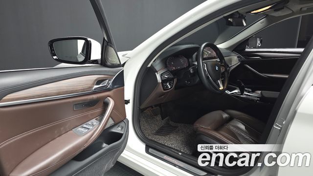 BMW 5-Series 520i Luxury