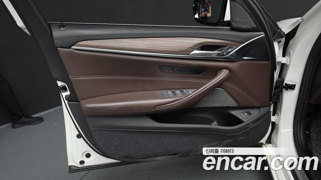 BMW 5-Series 520i Luxury
