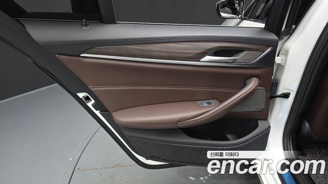 BMW 5-Series 520i Luxury
