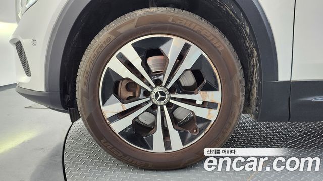 Mercedes-Benz GLB-Class GLB220