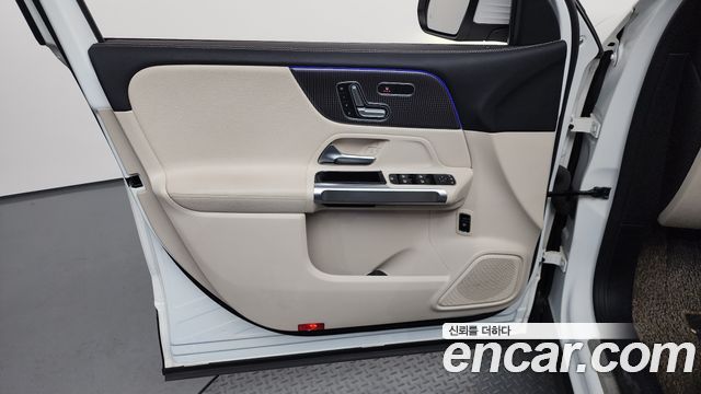Mercedes-Benz GLB-Class GLB220