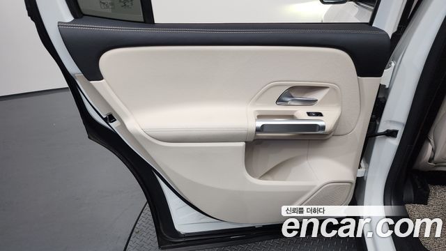 Mercedes-Benz GLB-Class GLB220
