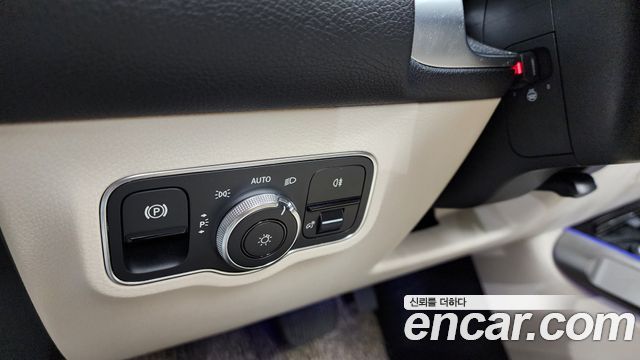 Mercedes-Benz GLB-Class GLB220
