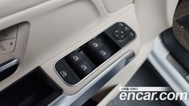 Mercedes-Benz GLB-Class GLB220