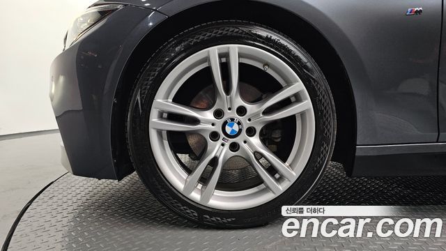 BMW 3-Series 330i M Sport Shadow