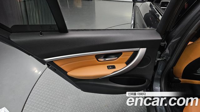 BMW 3-Series 330i M Sport Shadow