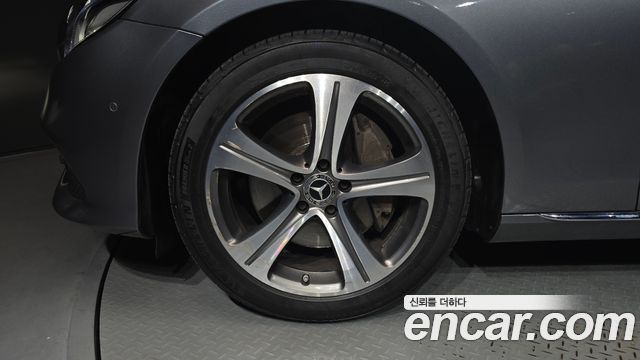 Mercedes-Benz E-Class E300 4MATIC Avnatgarde