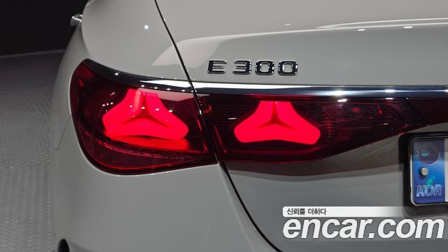Mercedes-Benz E-Class E300 4MATIC AMG Line Premiere Special