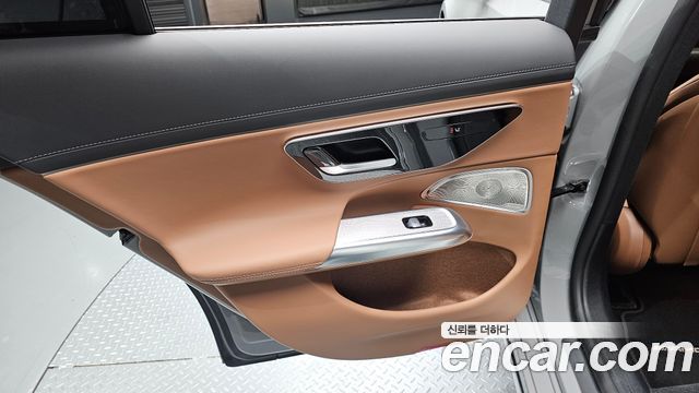 Mercedes-Benz E-Class E300 4MATIC AMG Line Premiere Special